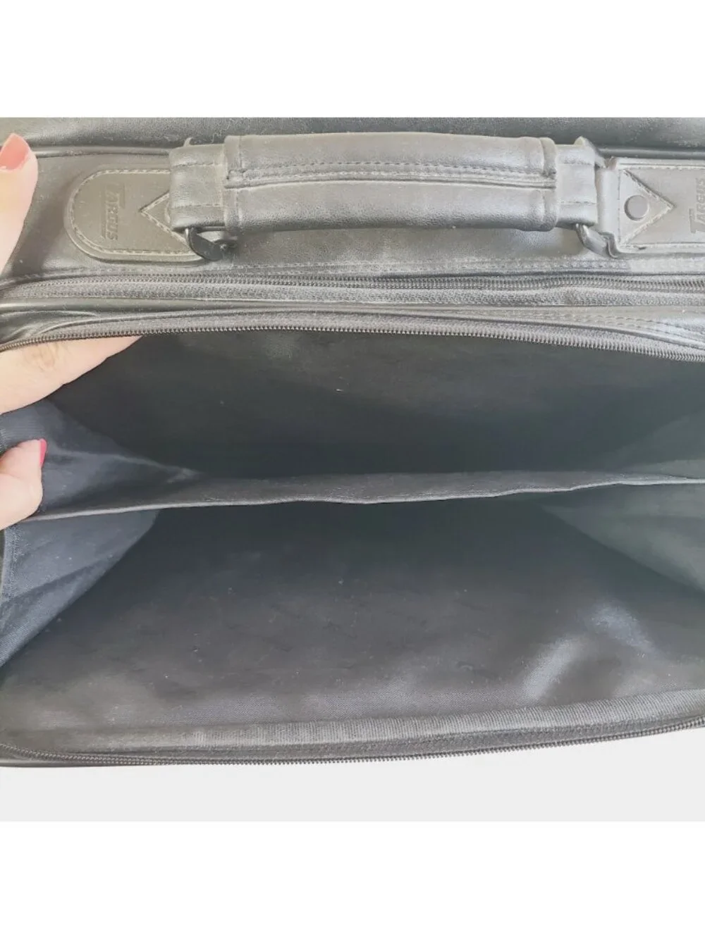 Targus Black Leather Laptop Bag With Shoulder Strap & Multiple Compartments